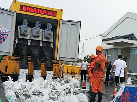 吸污净化车